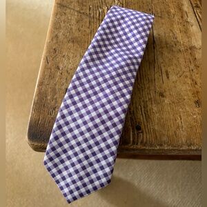 1901 Purple/White checkered tie. Any questions, don’t hesitate to ask :)